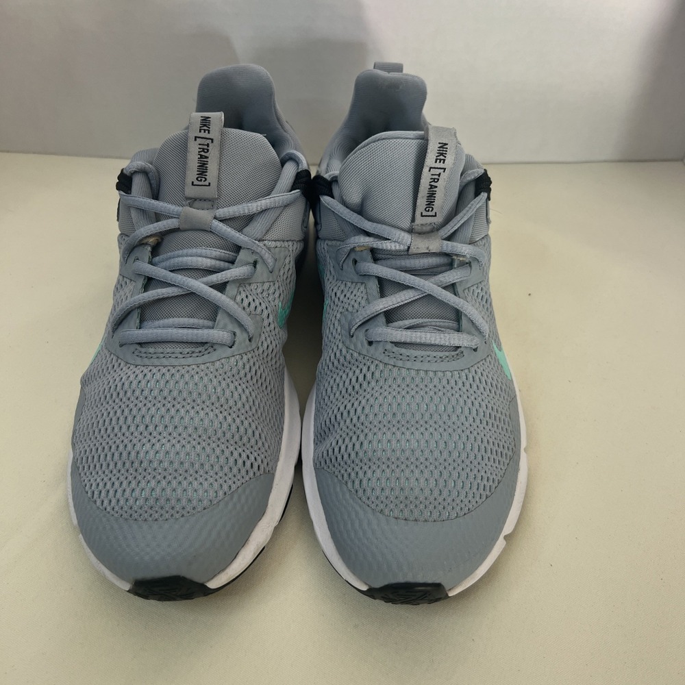 Women Nike Legend essential Training size 8 Gray CD0212-401